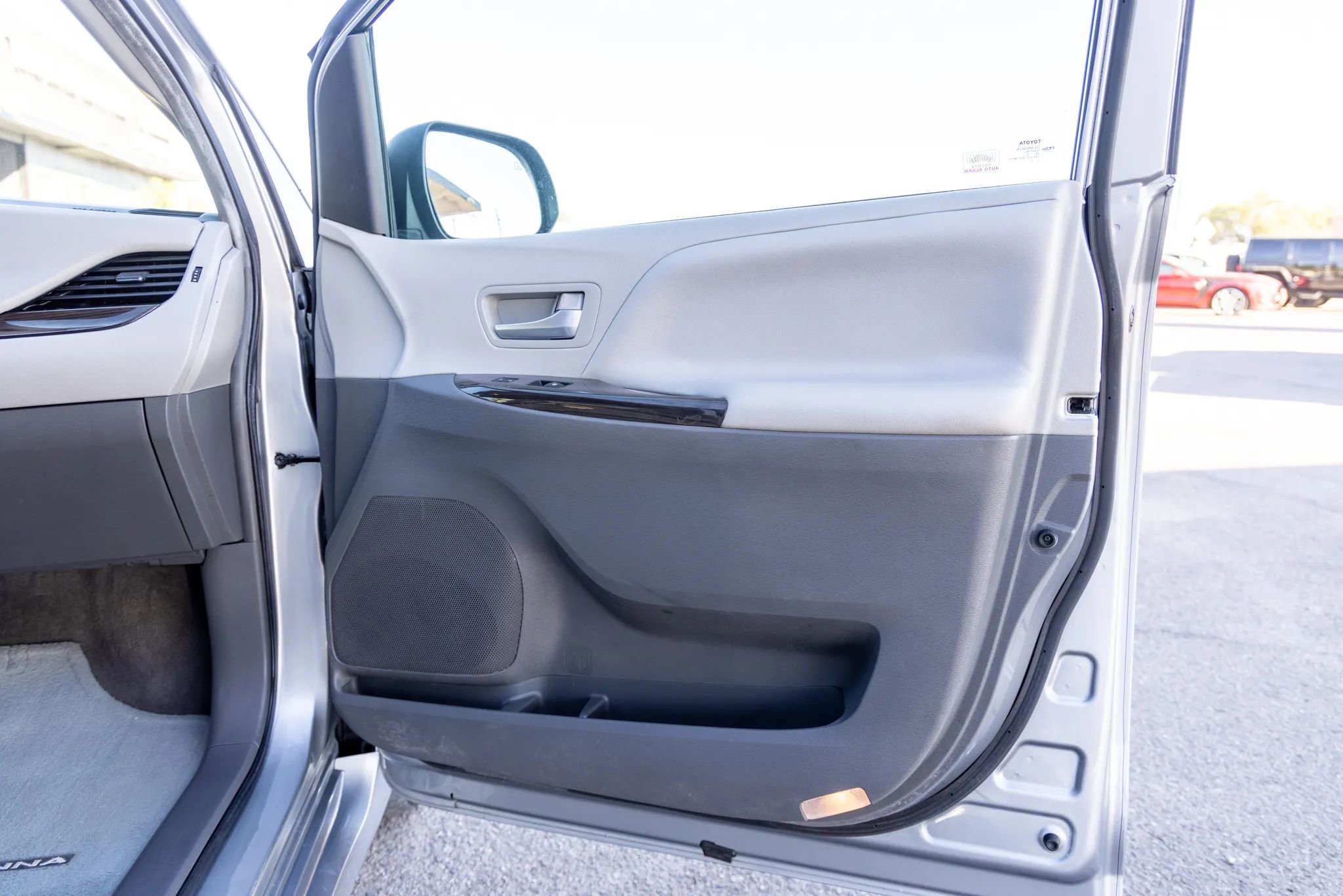 Used 2018 Toyota Sienna XLE image 13