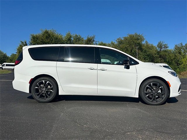 New 2026 Chrysler Pacifica Select image 4