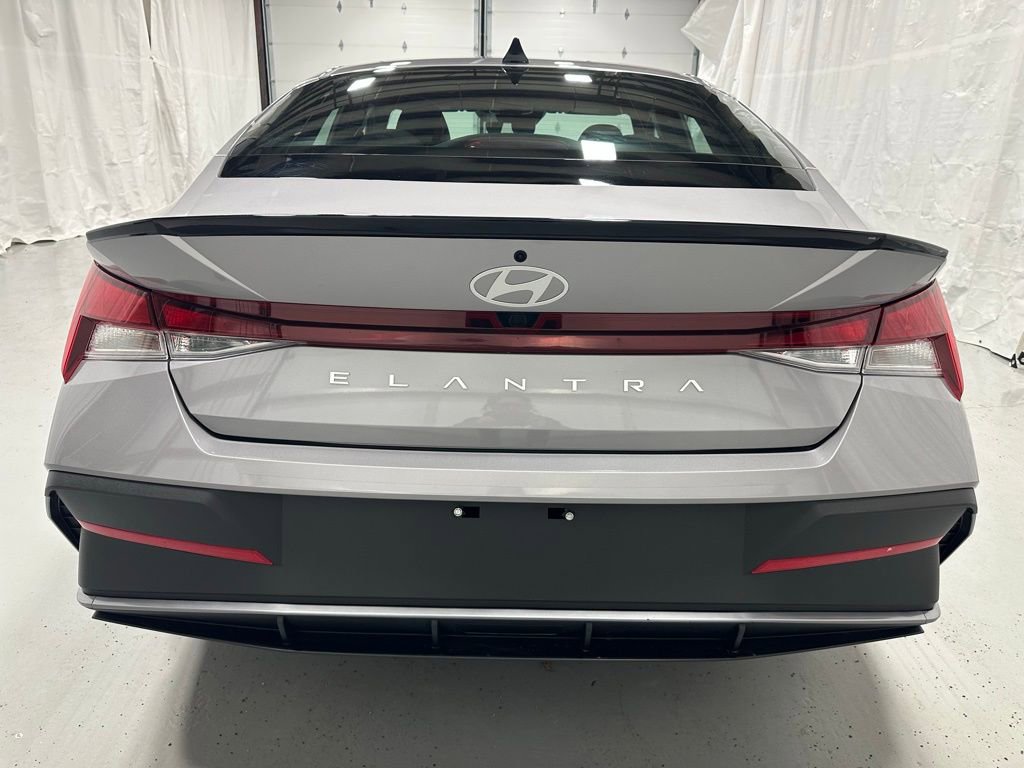 Used 2025 Hyundai Elantra Sport image 6
