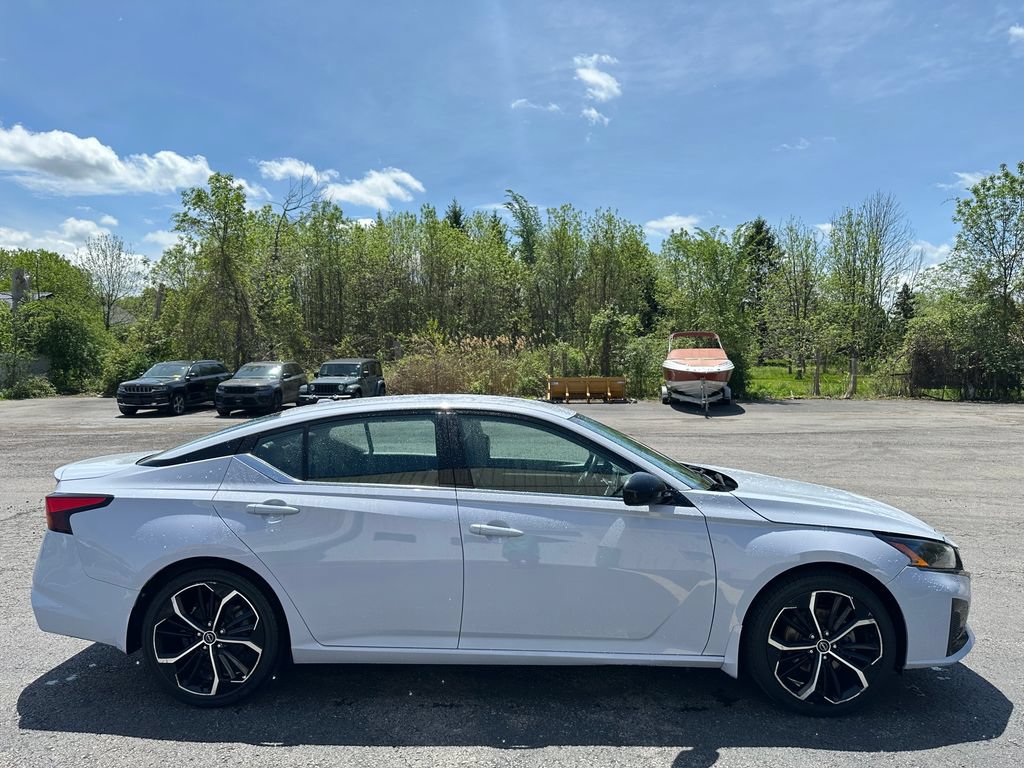 Used 2023 Nissan Altima 2.5 SR FWD image 12