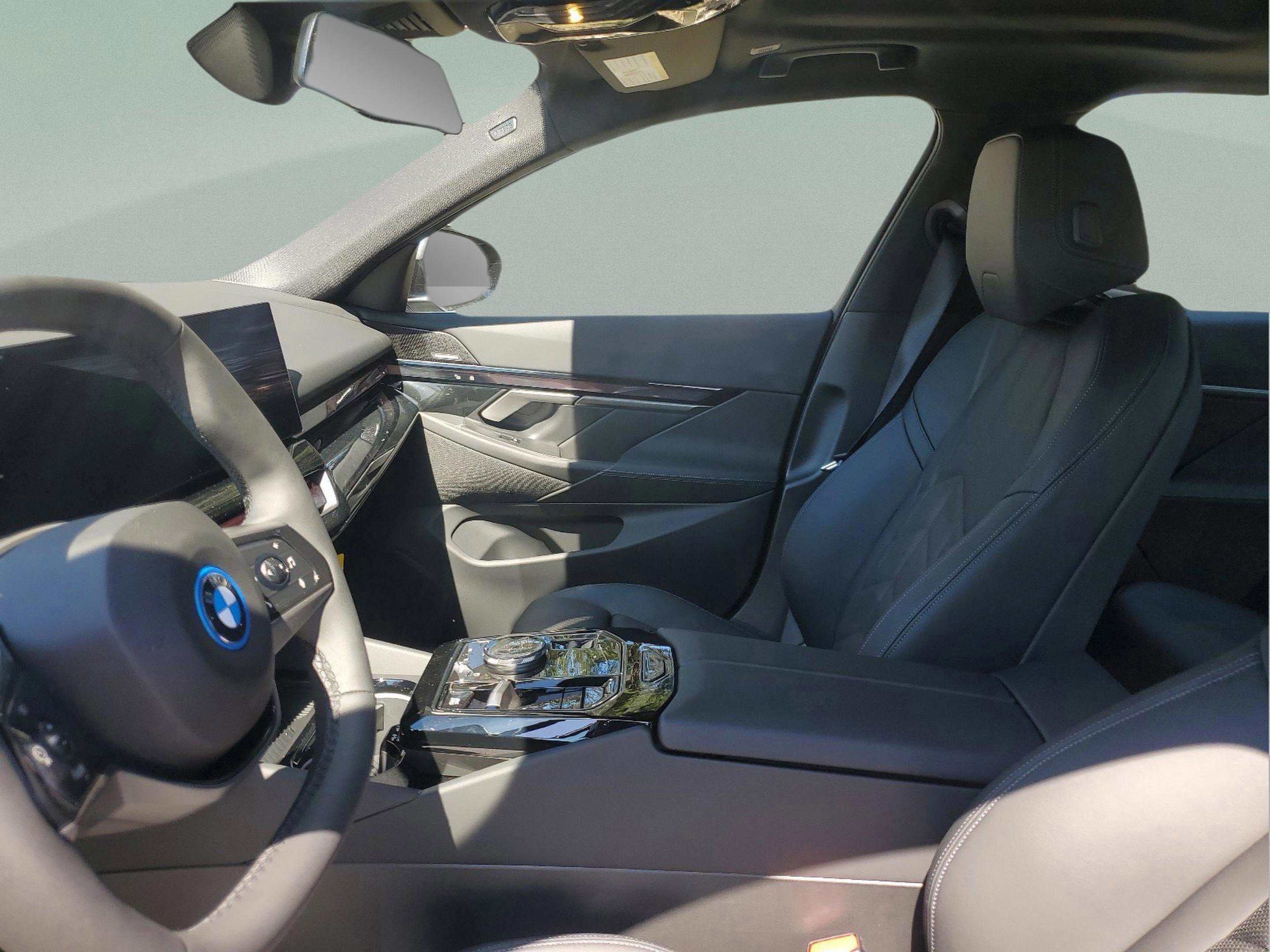 Used 2025 BMW i5 eDrive40i w/ Premium Package RWD image 15