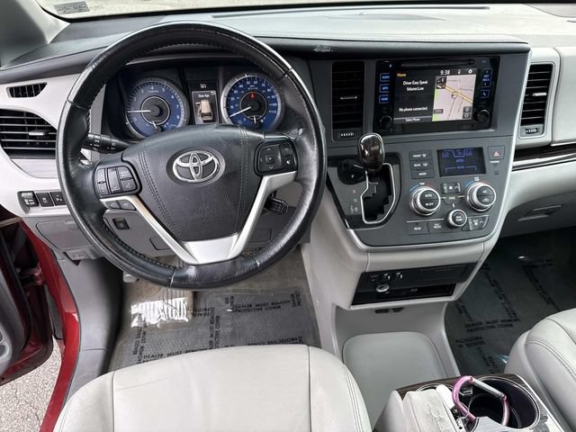 Used 2015 Toyota Sienna XLE Premium FWD image 18