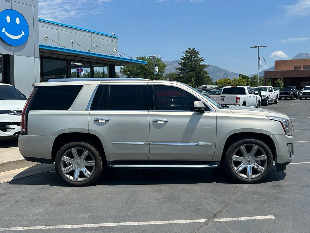 Used 2015 Cadillac Escalade Luxury AWD/4WD image 2