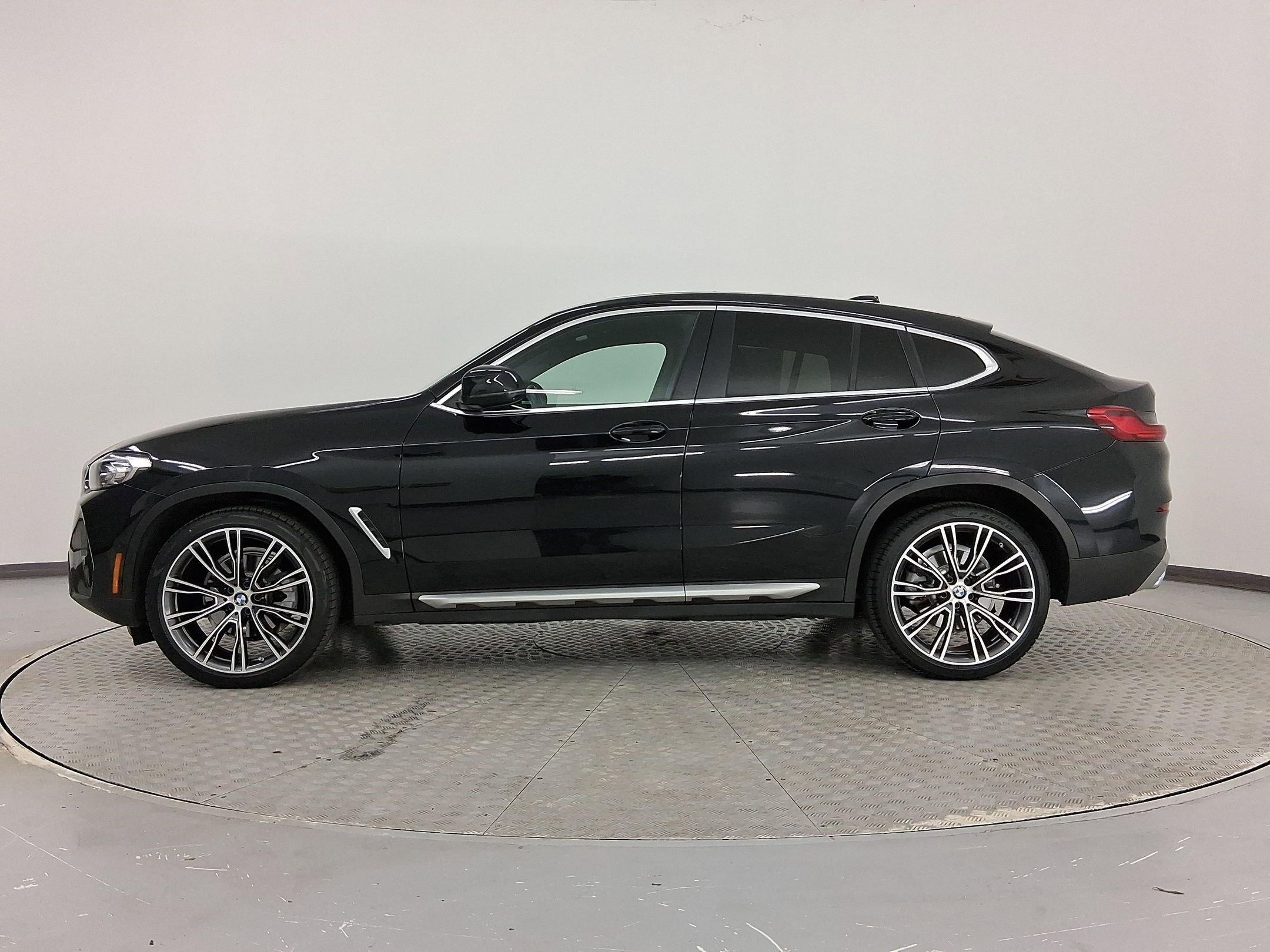 Used 2022 BMW X4 xDrive30i w/ Parking Assistance Package image 2