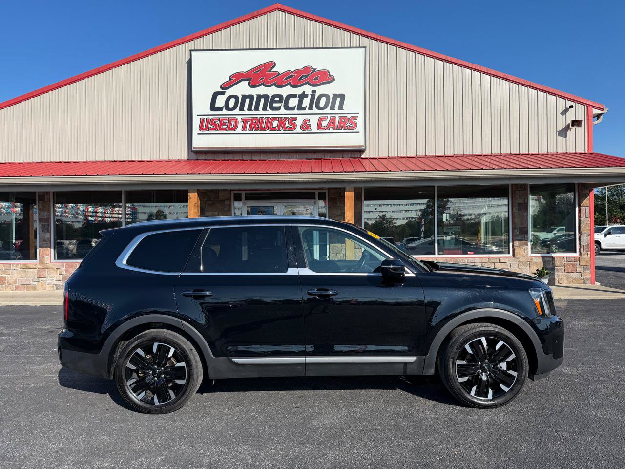 Used 2024 Kia Telluride SX Prestige w/ Towing Package AWD/4WD image 3