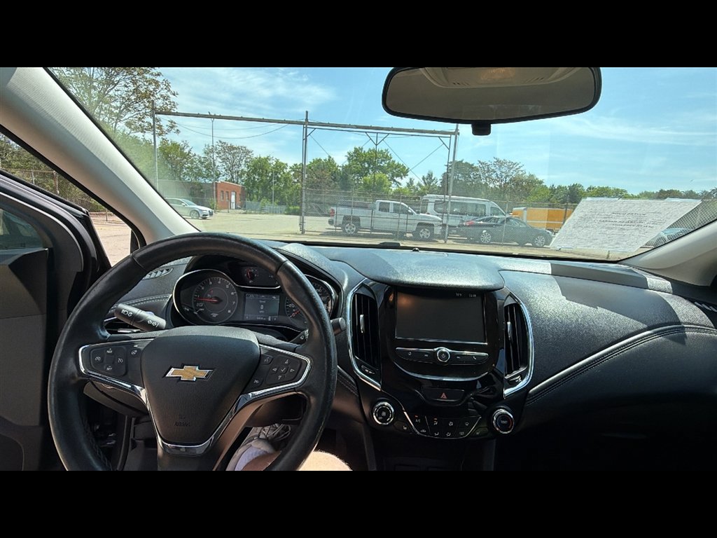 Used 2018 Chevrolet Cruze Premier FWD image 10