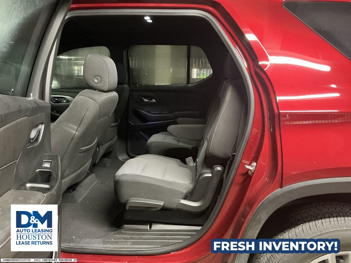 Used 2023 Chevrolet Traverse LT FWD image 9