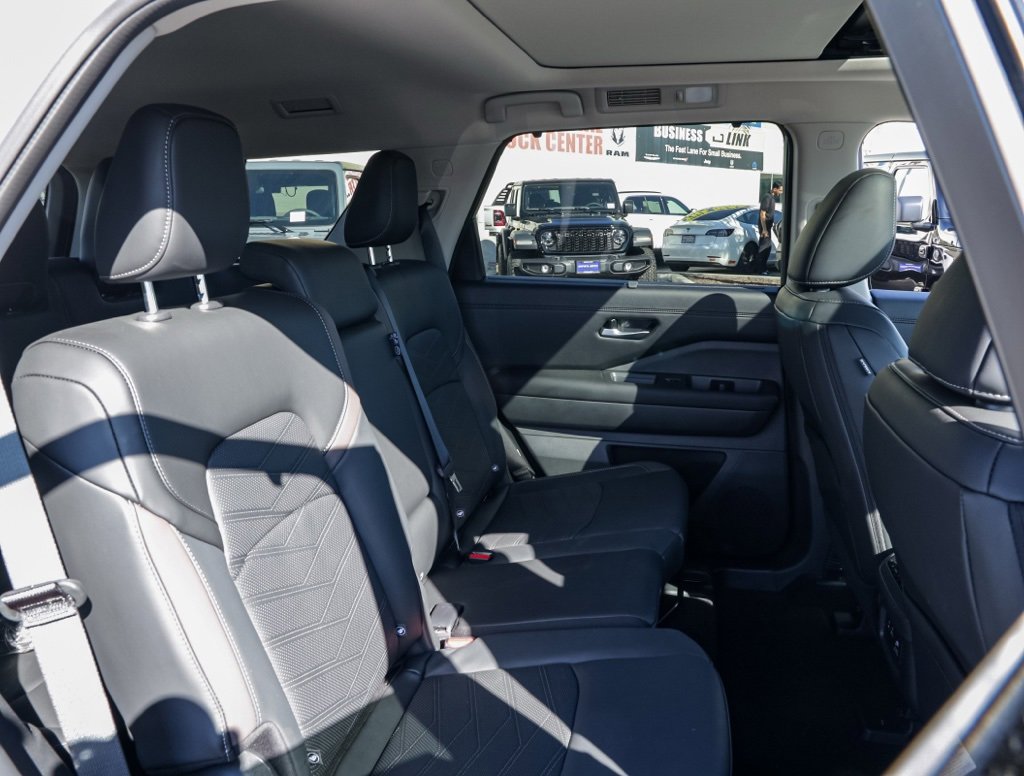 Used 2025 Nissan Pathfinder Platinum w/ Cargo Package image 23