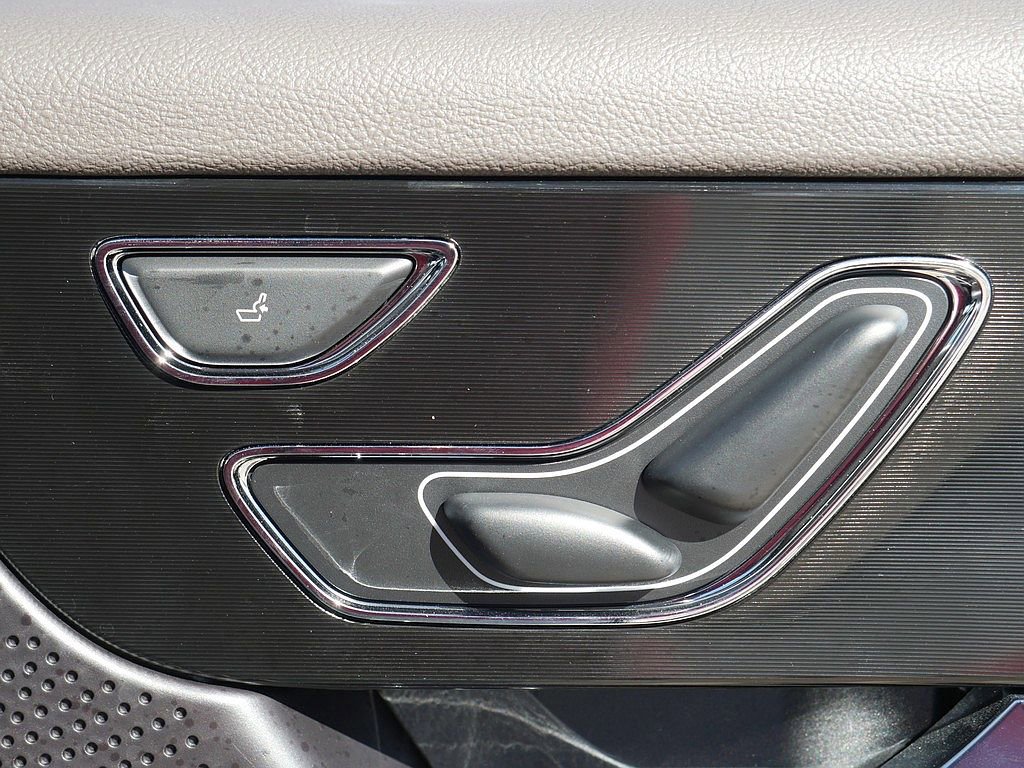 Used 2023 Lincoln Corsair AWD w/ Rear Removable Package Tray image 59