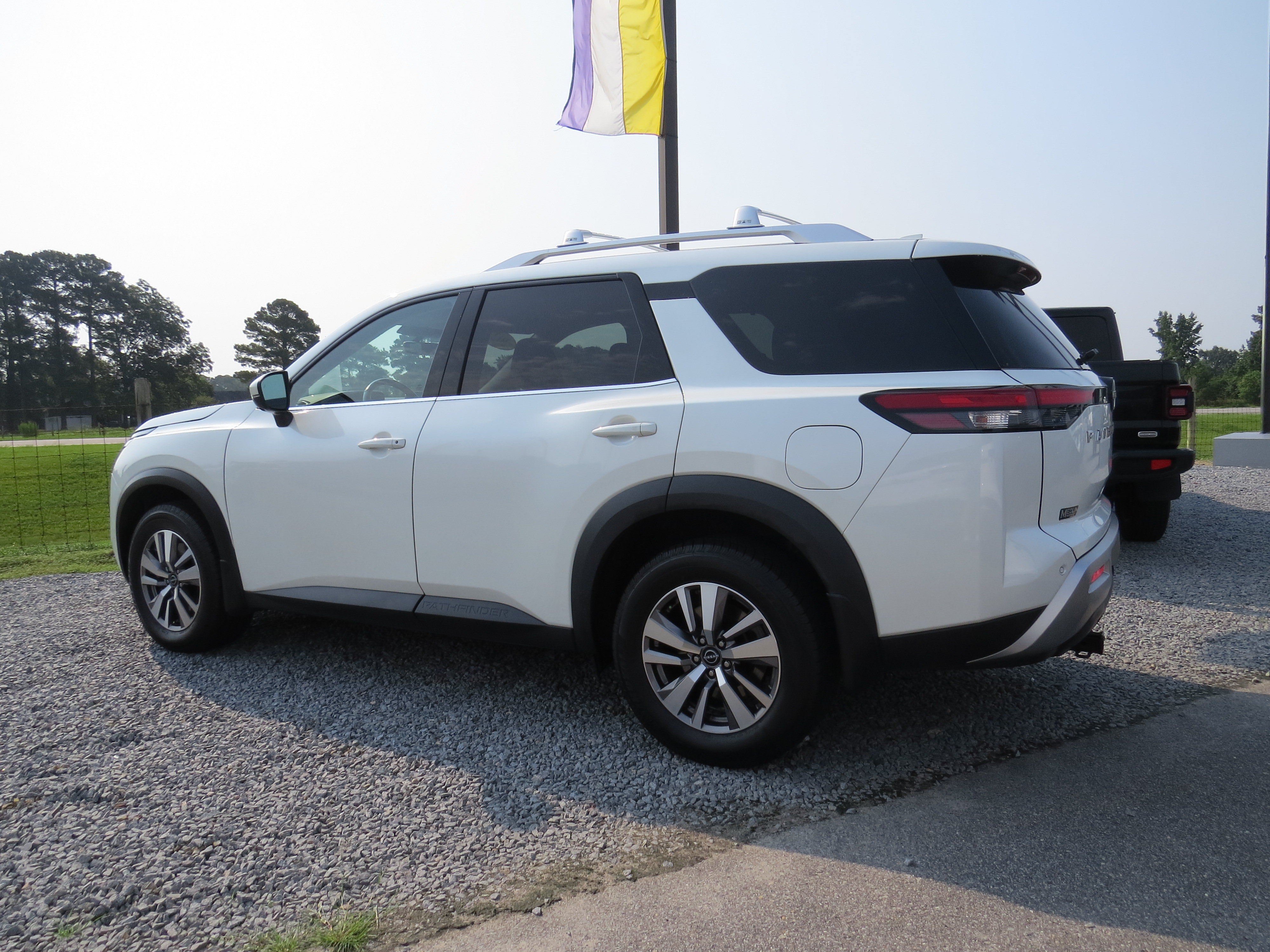 Used 2023 Nissan Pathfinder SL AWD/4WD image 7