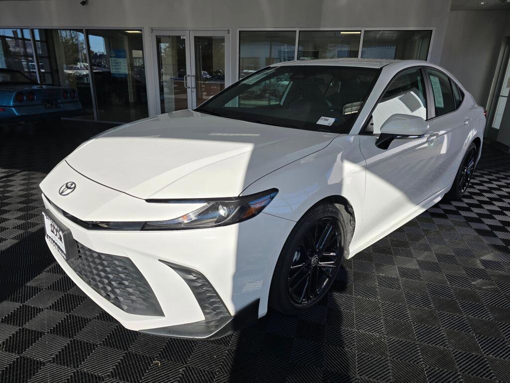 Used 2025 Toyota Camry SE image 7