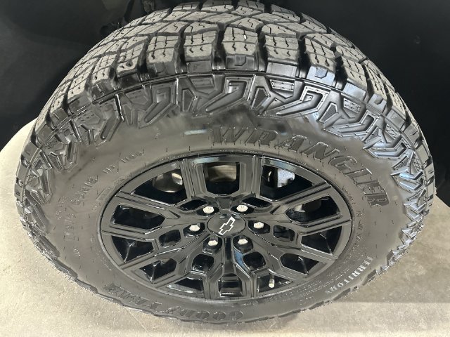 Used 2023 Chevrolet Colorado Trail Boss AWD/4WD image 23