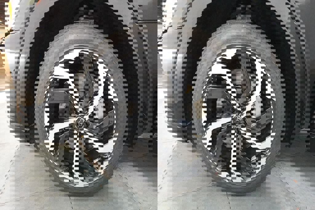 Used 2024 Audi Q8 e-tron Premium Plus w/ Premium Plus Package image 37