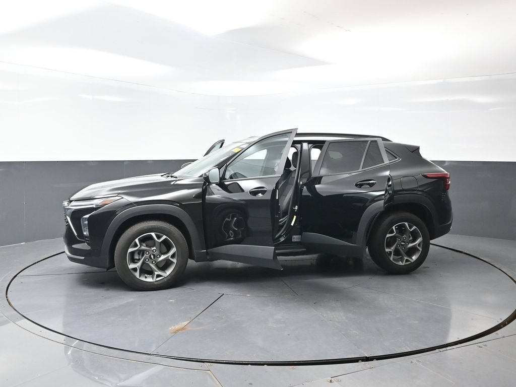 Used 2025 Chevrolet Trax LT FWD image 58