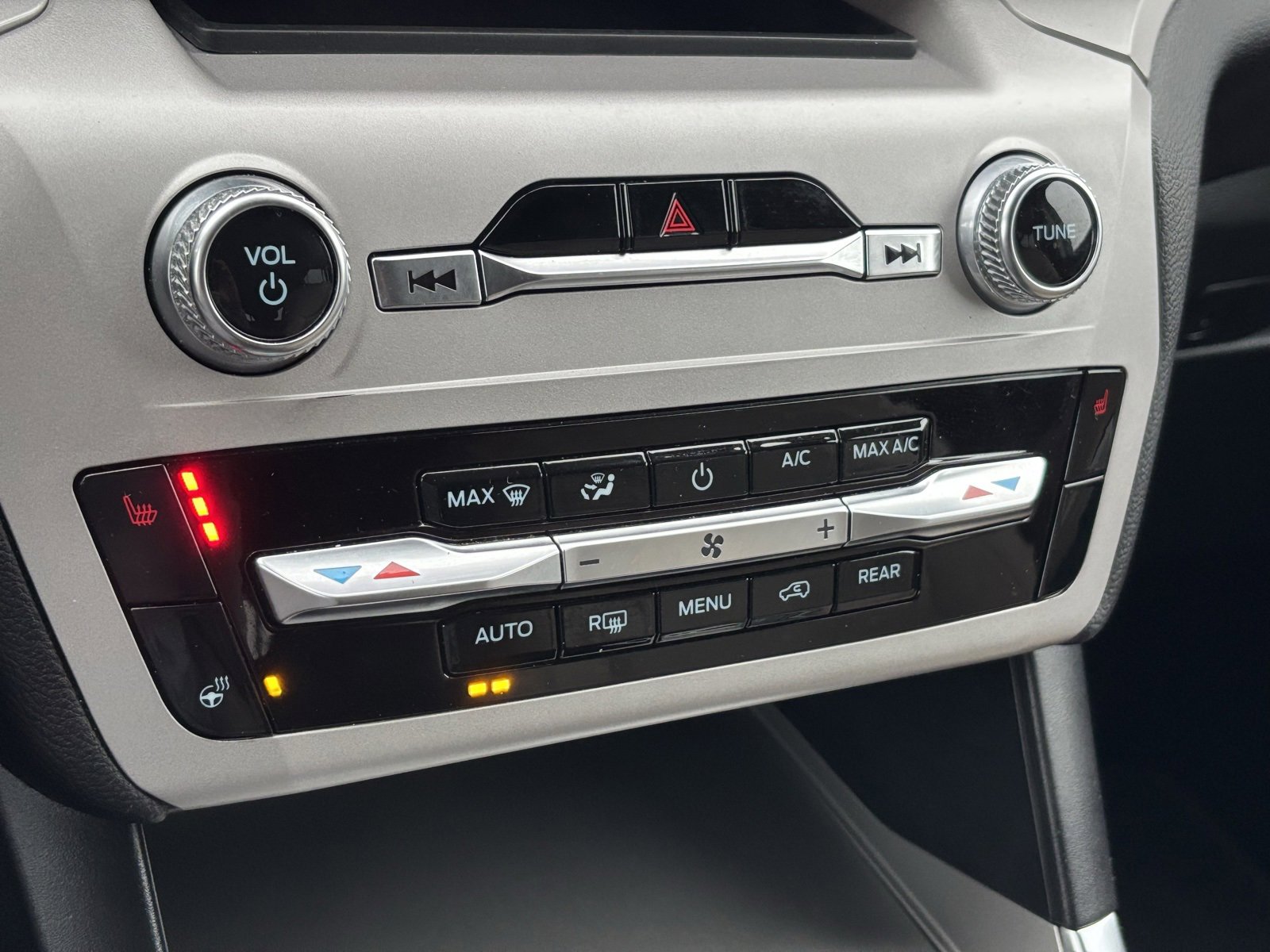 Used 2023 Ford Explorer XLT w/ Equipment Group 202A image 6