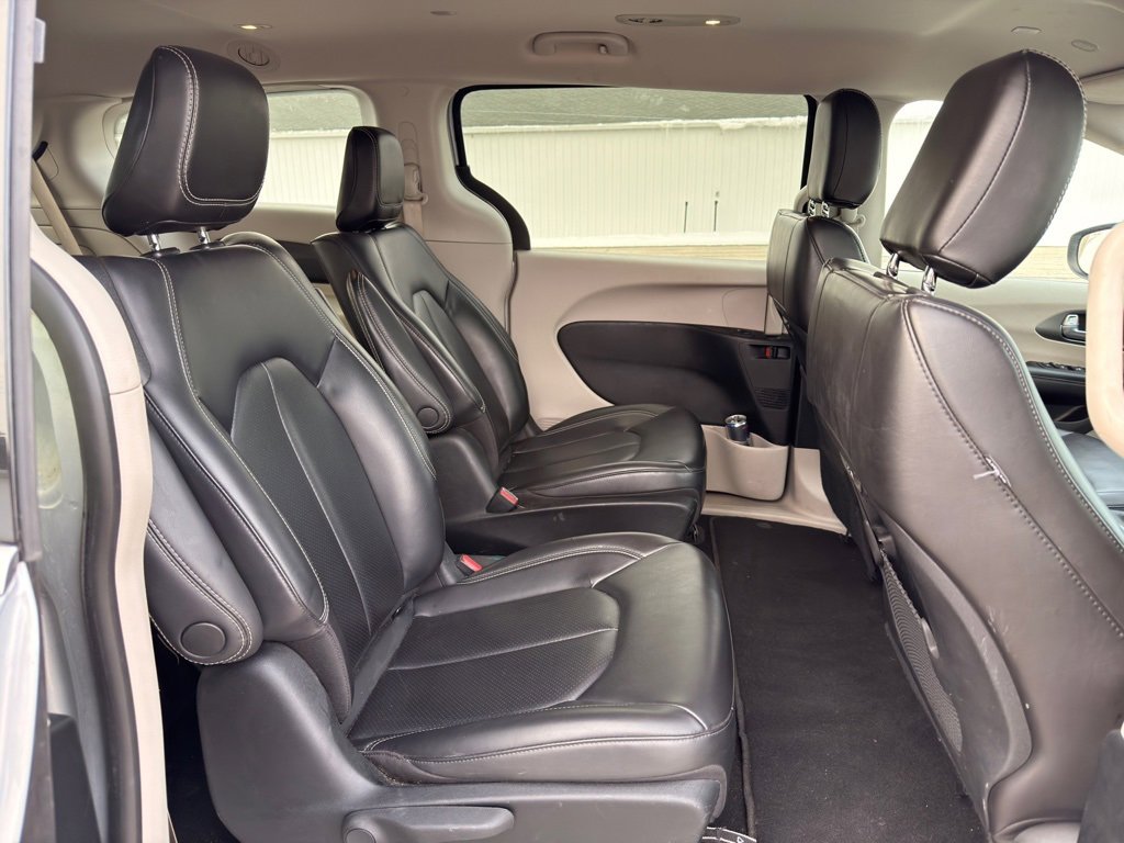 Used 2023 Chrysler Pacifica Touring-L image 38