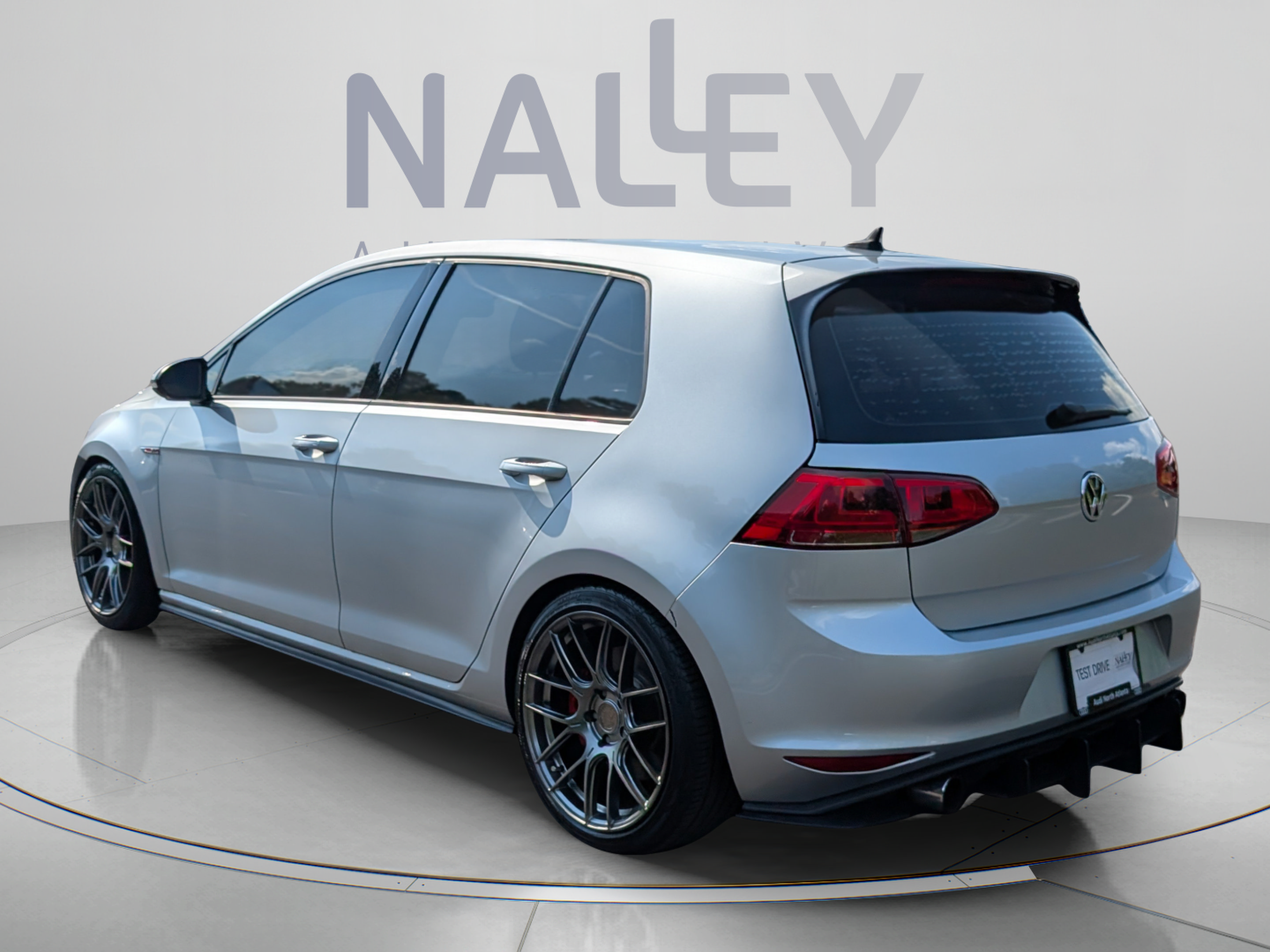 Used 2017 Volkswagen Golf 4-Door FWD image 3