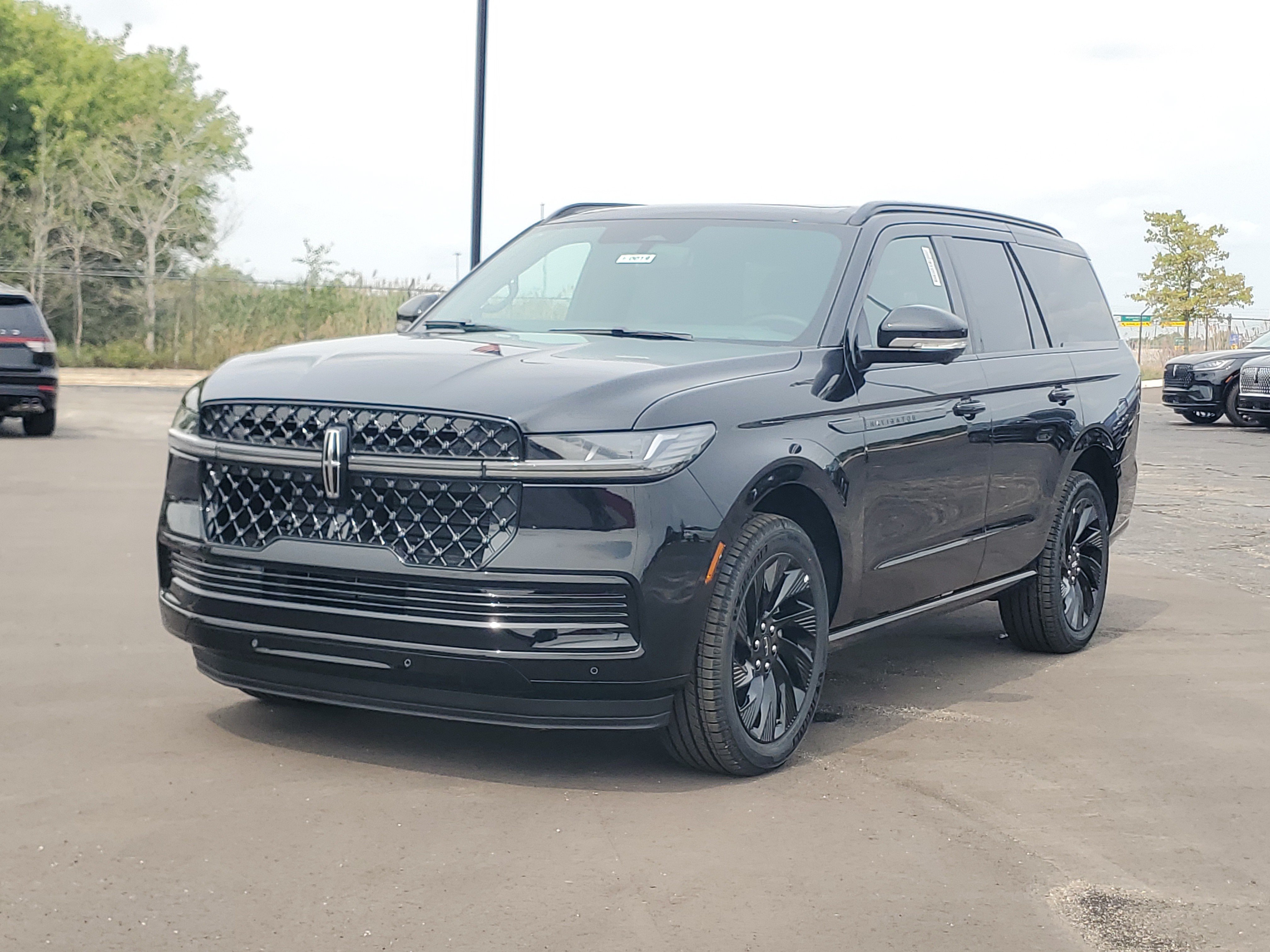 New 2027 Lincoln Navigator Reserve w/ Jet Appearance Package AWD/4WD image 2