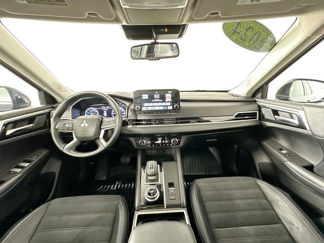 Used 2024 Mitsubishi Outlander SE image 3