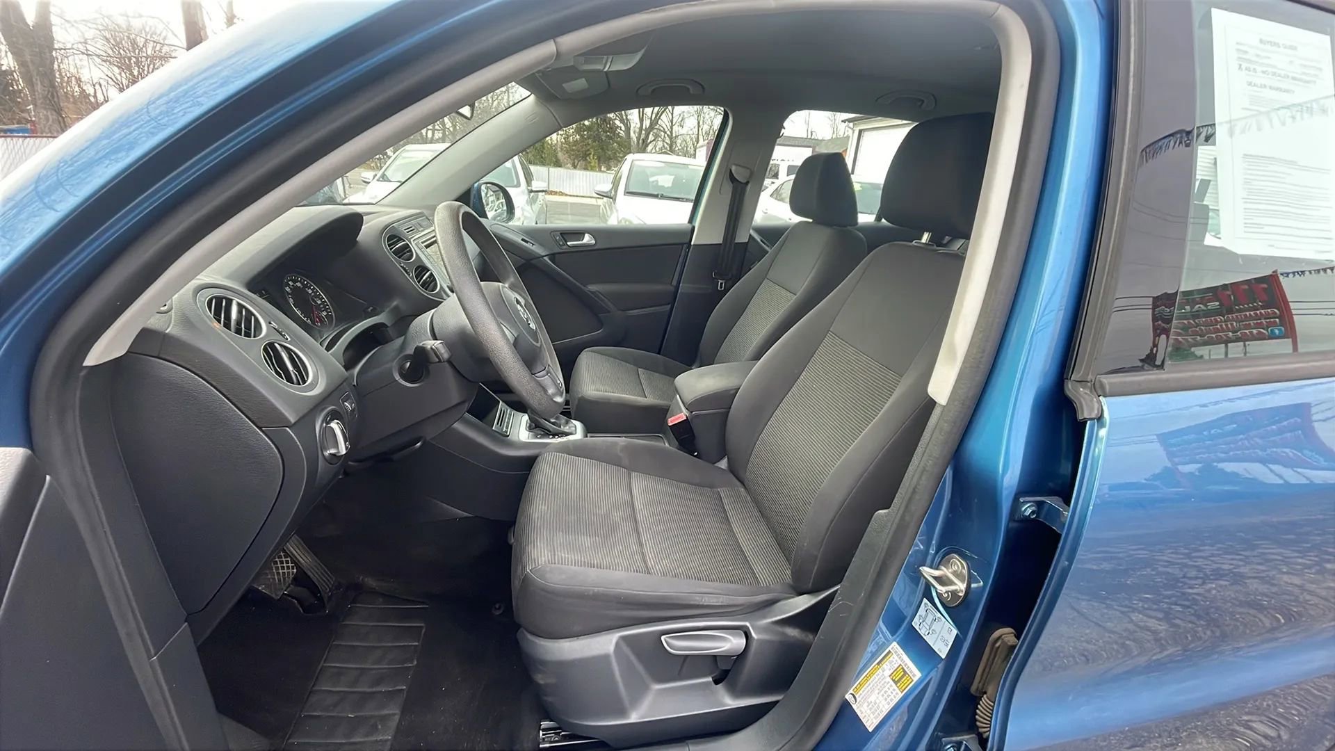 Used 2017 Volkswagen Tiguan Limited w/ Alloy Wheels Package image 10