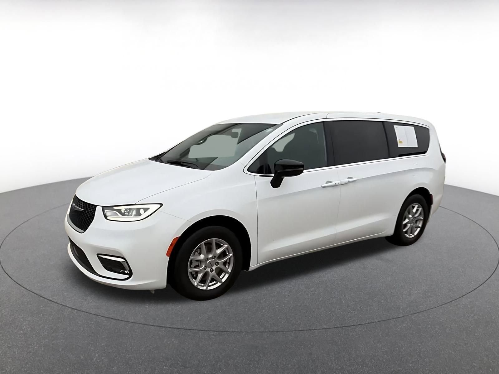 Used 2025 Chrysler Pacifica Select image 8