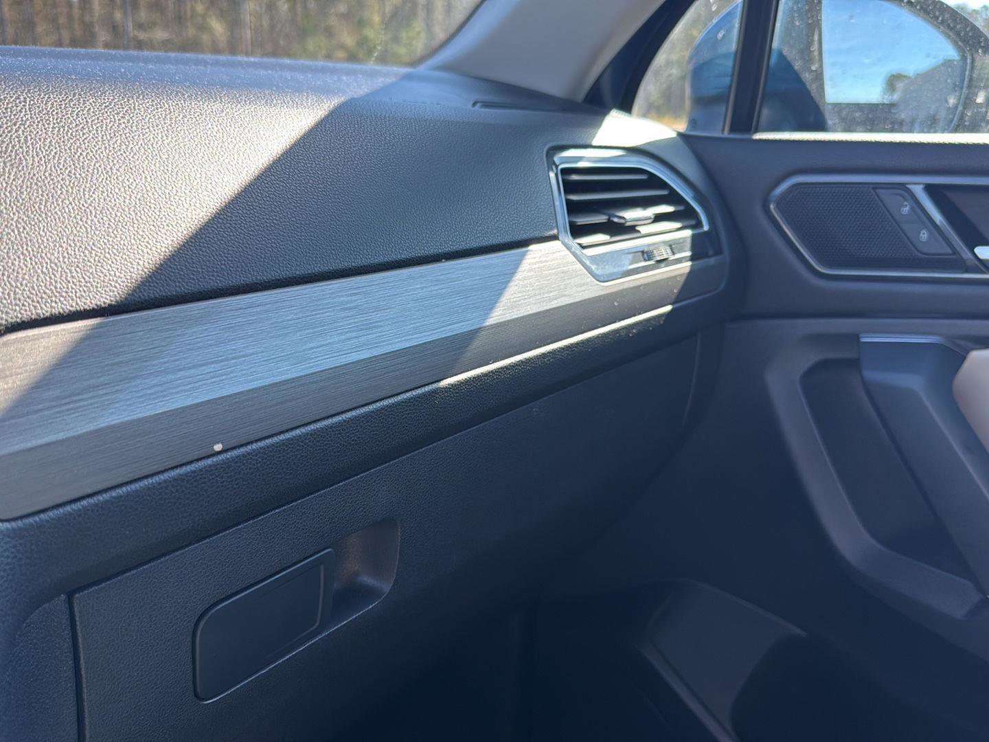 Used 2018 Volkswagen Tiguan SE image 17