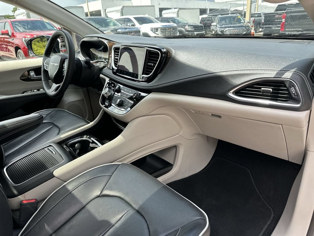Used 2023 Chrysler Pacifica Limited FWD image 29