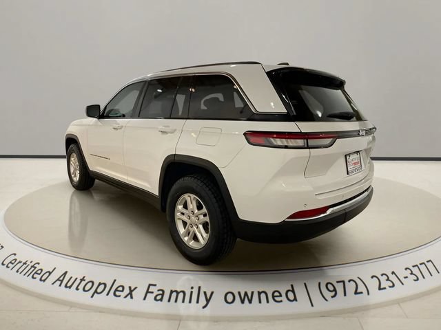 Used 2024 Jeep Grand Cherokee Laredo RWD image 3