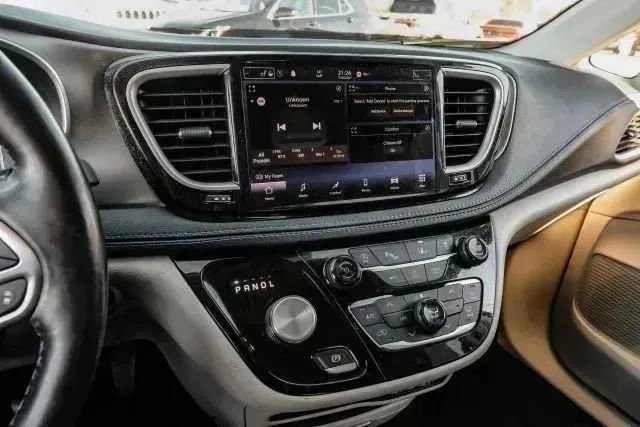 Used 2021 Chrysler Pacifica Touring-L image 27