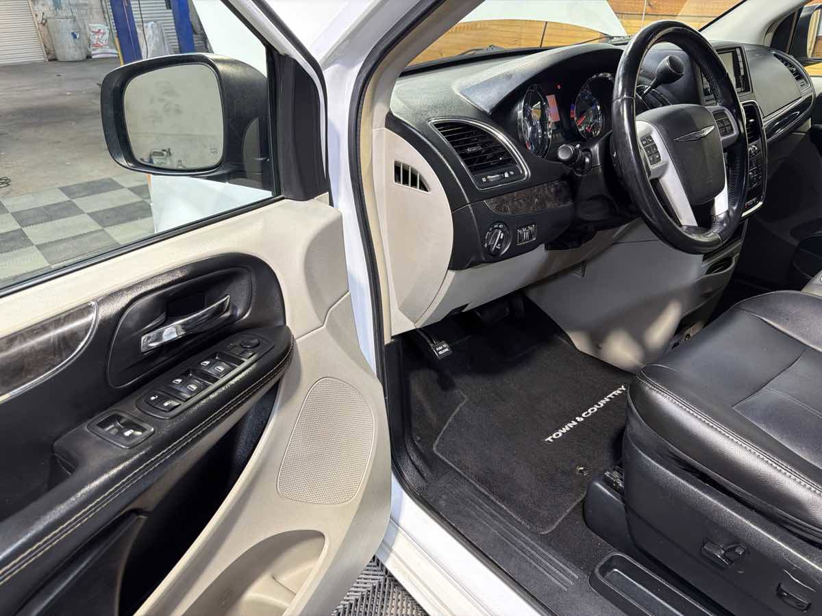 Used 2014 Chrysler Town & Country Touring FWD image 17