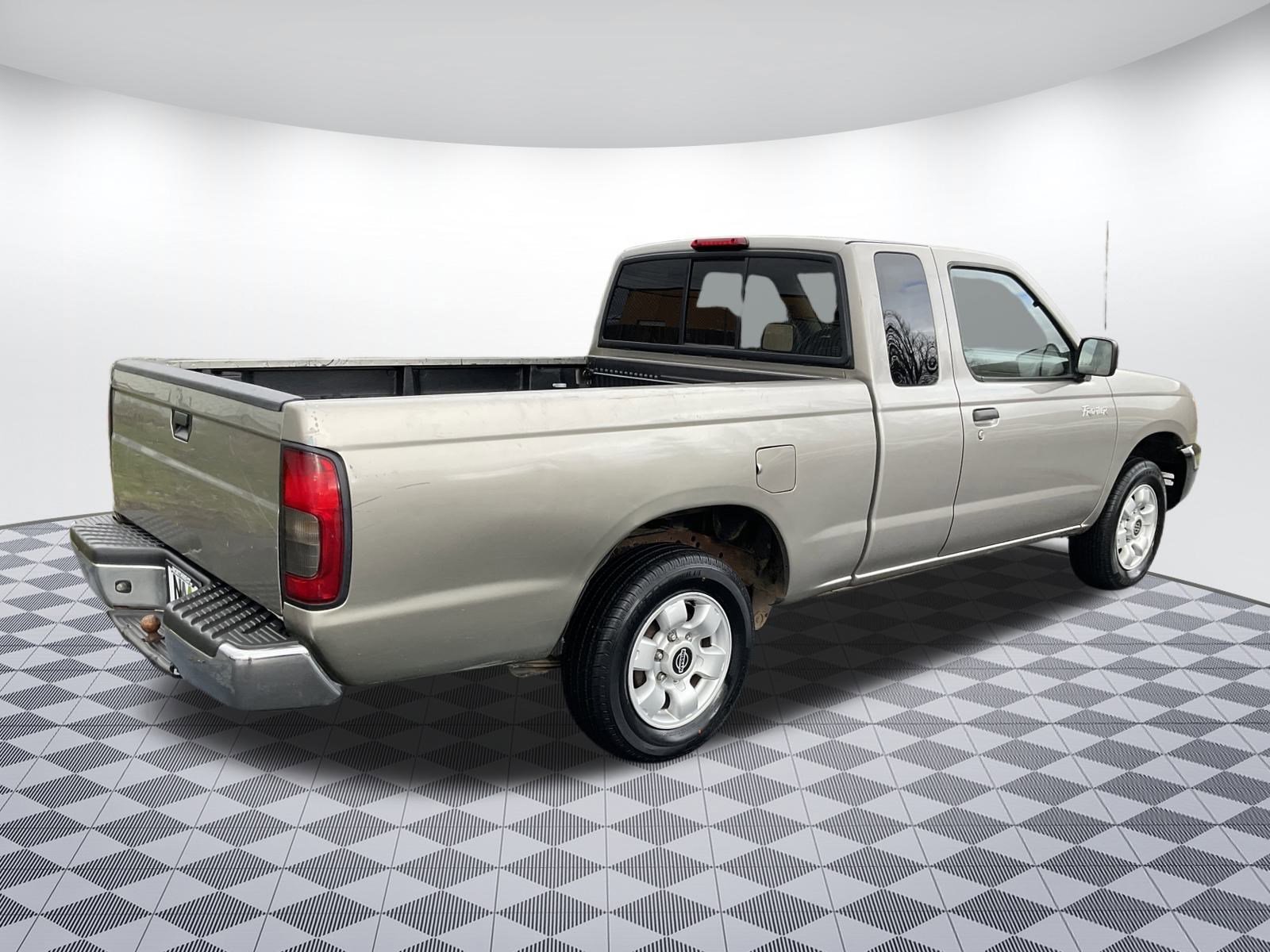 Used 2000 Nissan Frontier XE image 3