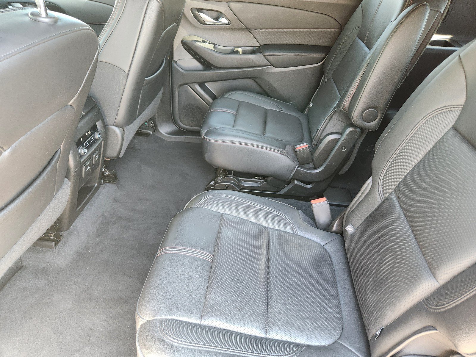 Used 2022 Chevrolet Traverse RS FWD image 12