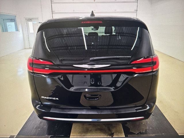 Used 2023 Chrysler Pacifica Touring-L FWD image 10