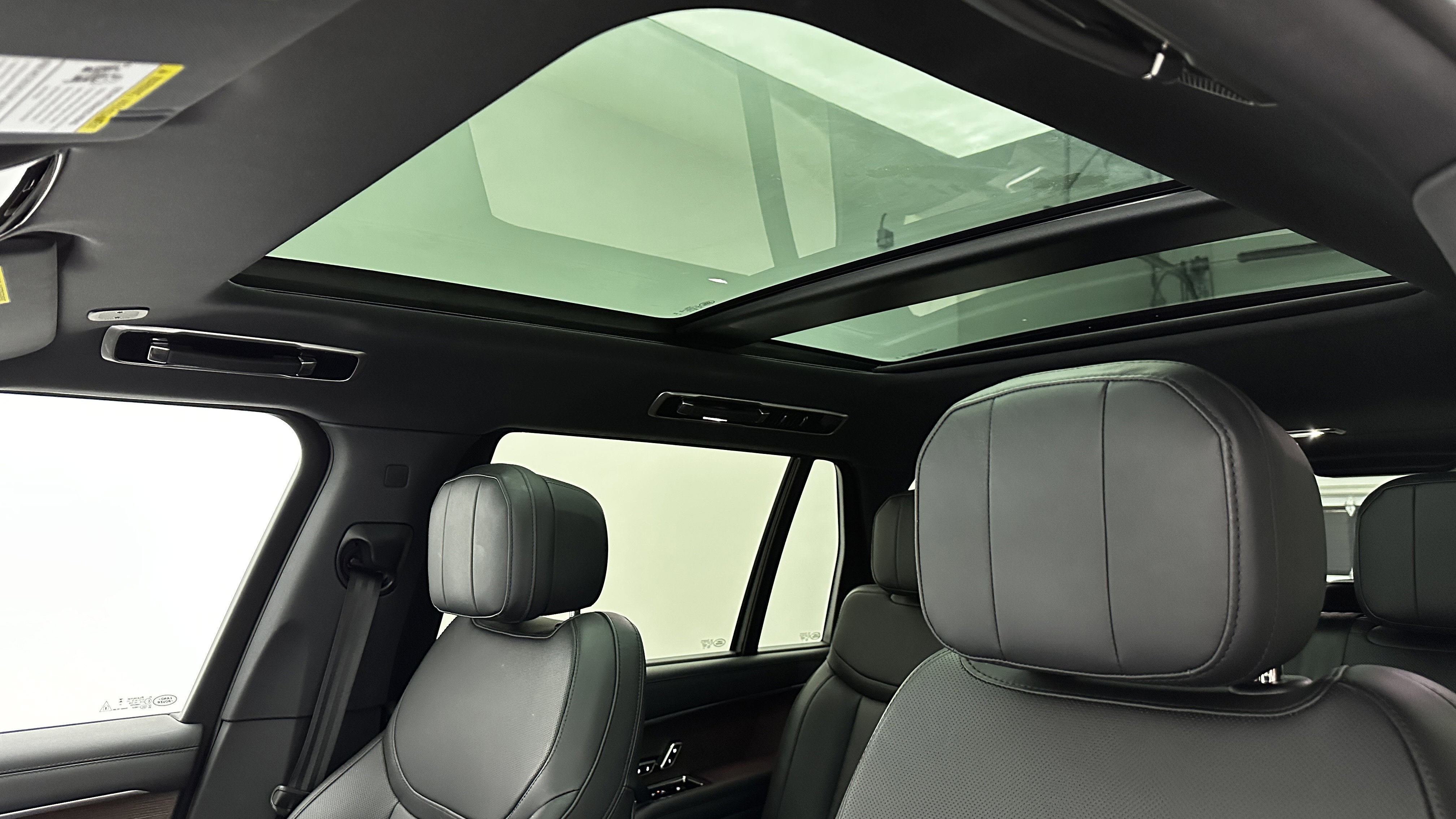 Used 2025 Land Rover Range Rover Long Wheelbase SE image 5