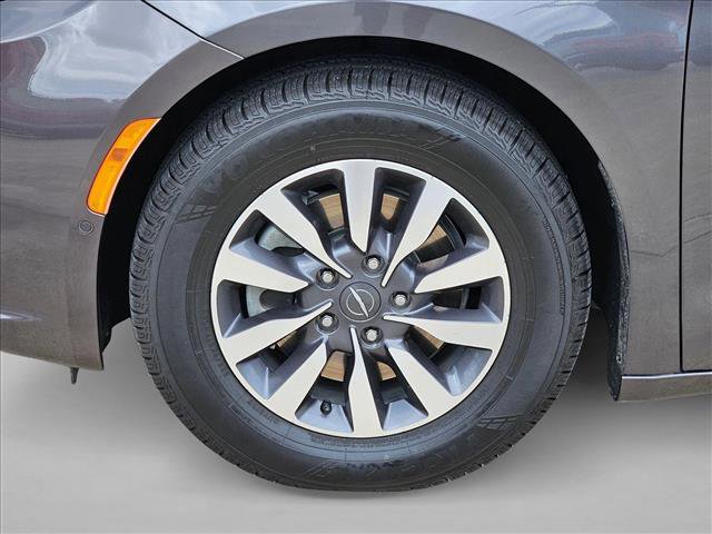Used 2022 Chrysler Pacifica Limited w/ Uconnect Theater Family Group FWD image 21