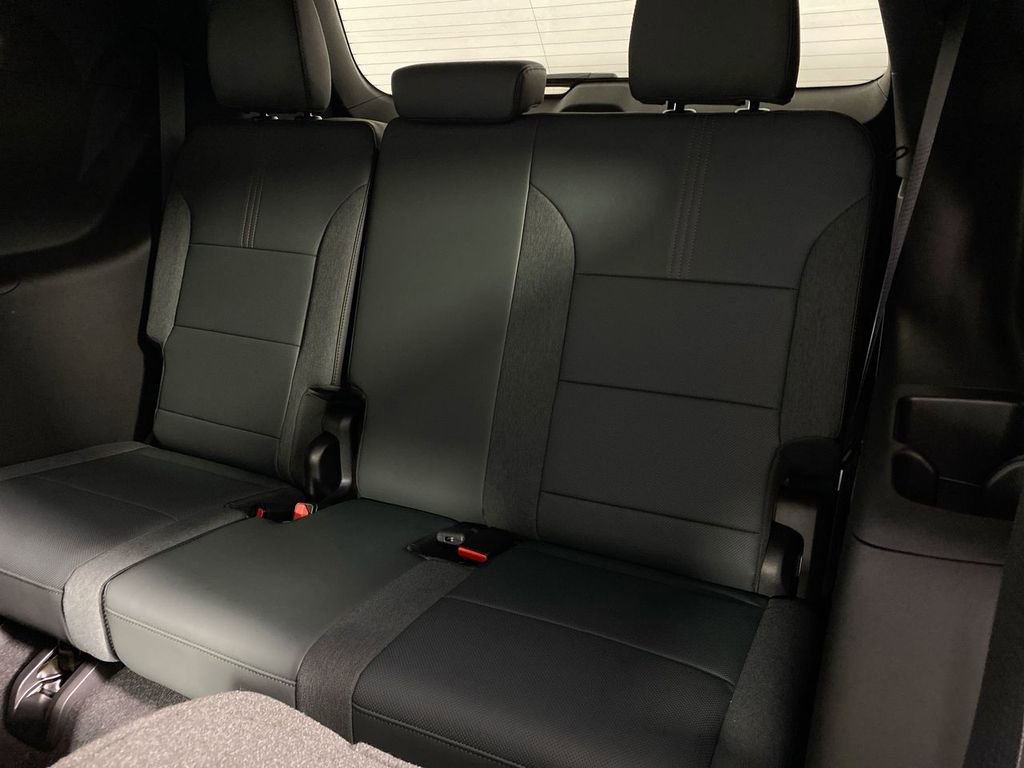 Used 2025 GMC Acadia AT4 w/ Luxury Package image 24