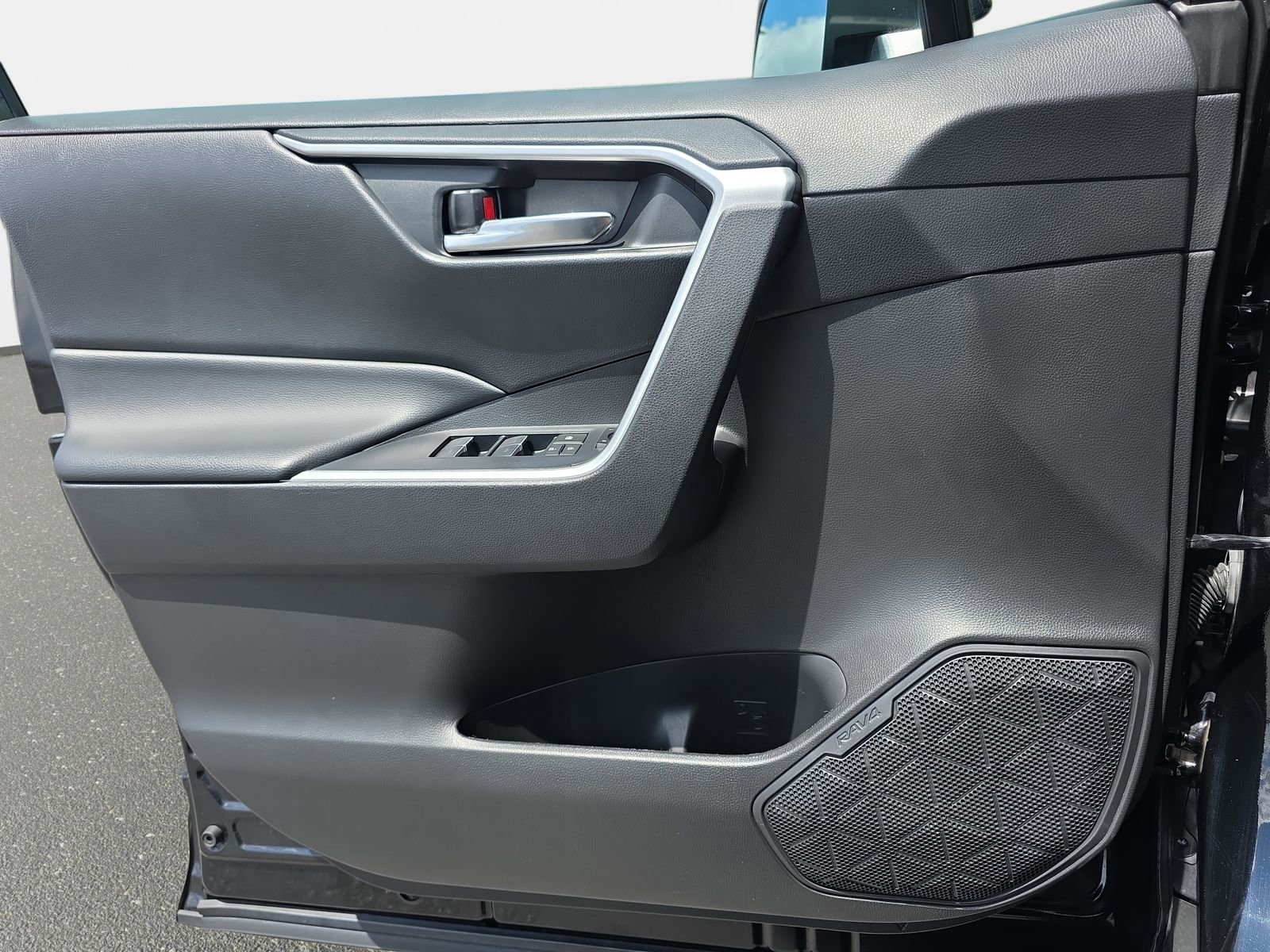Used 2022 Toyota RAV4 XLE w/ Convenience Package FWD image 27