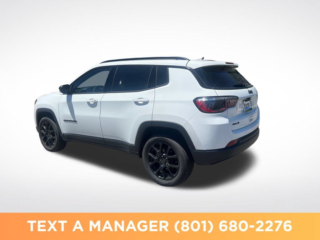 Used 2025 Jeep Compass Latitude w/ Sun & Sound Group AWD/4WD image 3