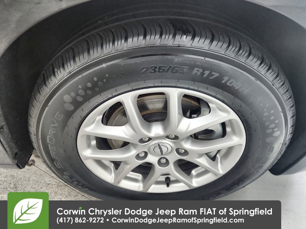 Used 2023 Chrysler Pacifica Touring-L image 32