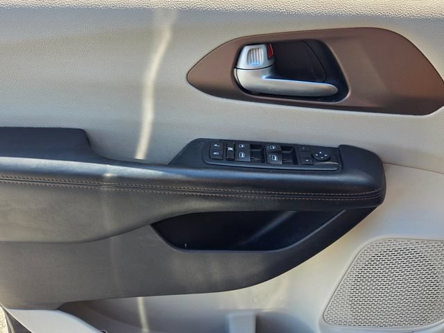 Used 2017 Chrysler Pacifica Touring FWD image 31