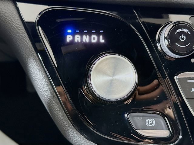 Used 2025 Chrysler Pacifica Select image 16