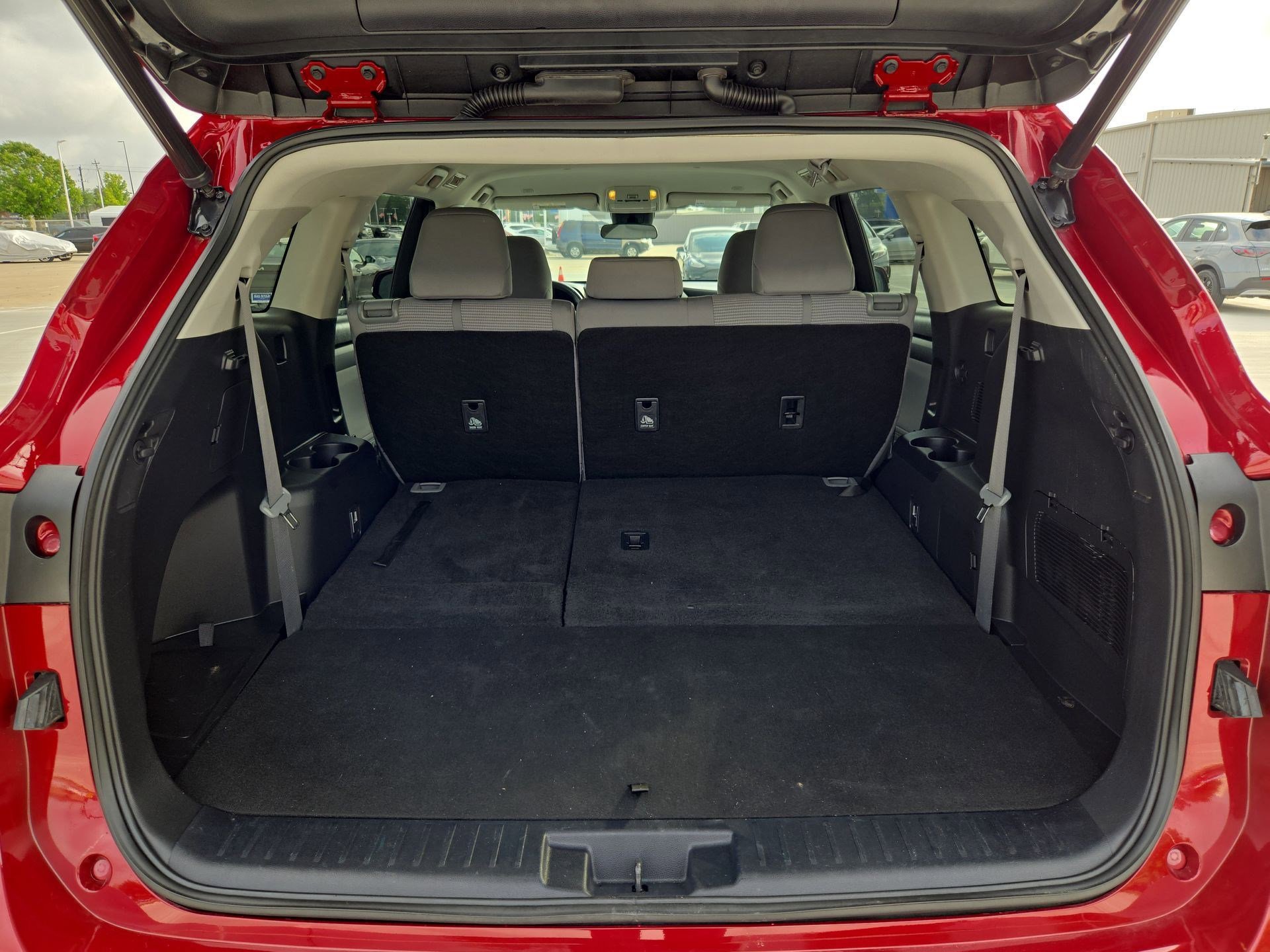 Used 2023 Toyota Highlander LE FWD image 29