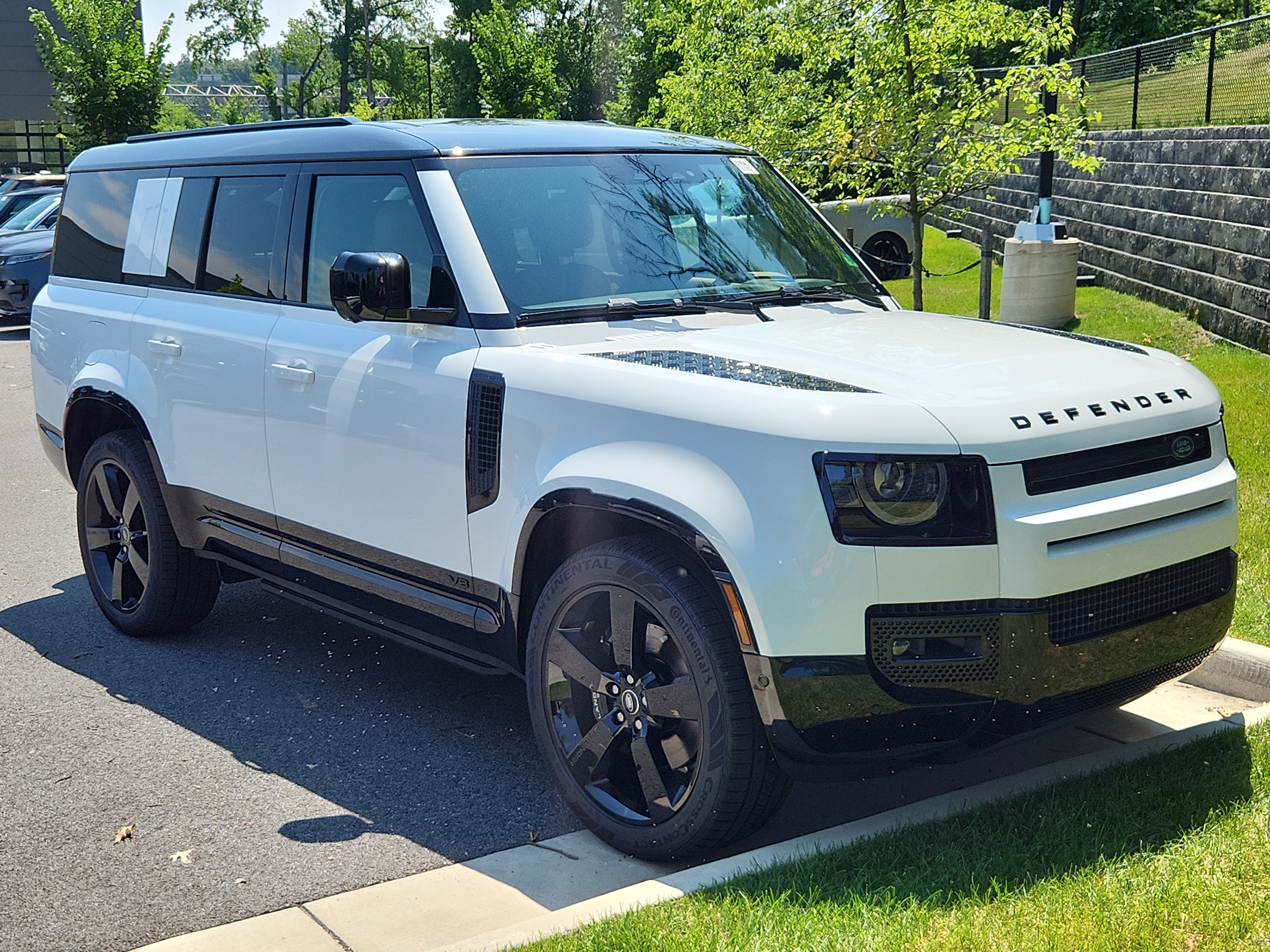 Used 2025 Land Rover Defender 130 V8 image 10