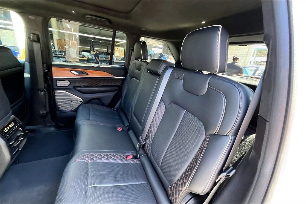 Used 2022 Jeep Grand Cherokee Summit AWD/4WD image 15