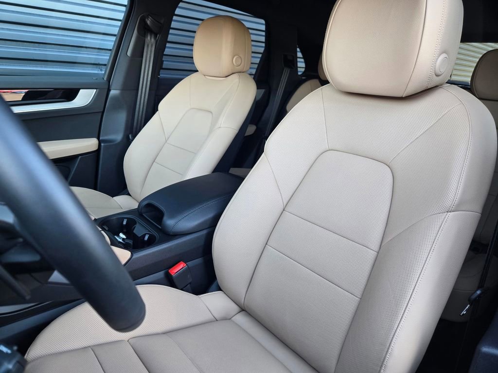 Certified 2025 Porsche Cayenne image 5