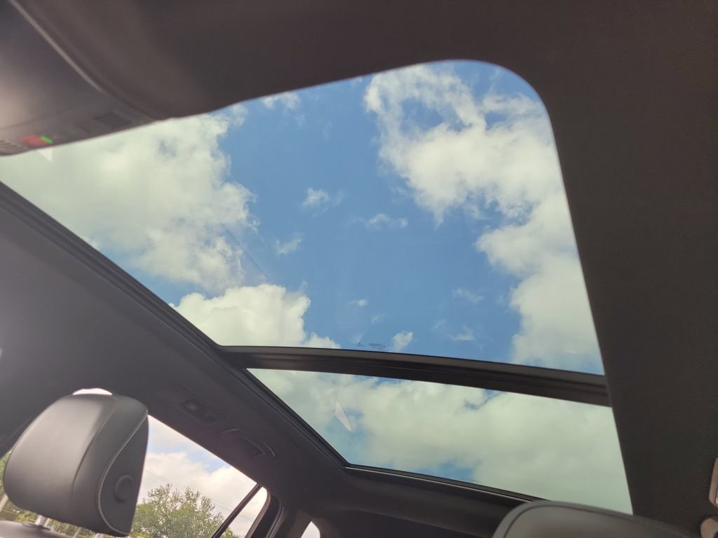 Used 2022 Volkswagen Tiguan SE R-Line image 38