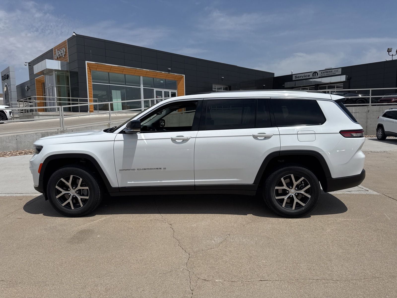 Used 2023 Jeep Grand Cherokee L Limited AWD/4WD image 2