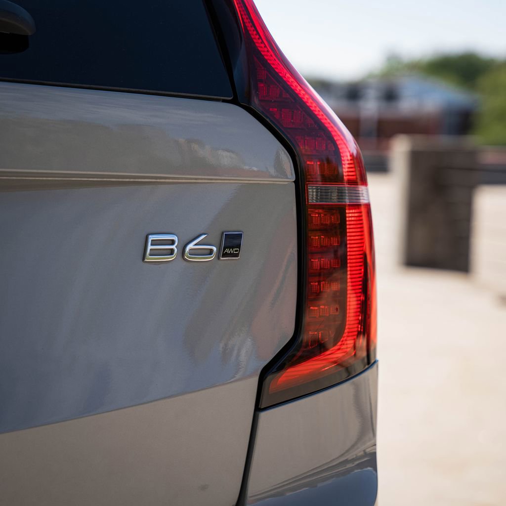 Certified 2025 Volvo XC90 B6 Plus AWD/4WD image 6