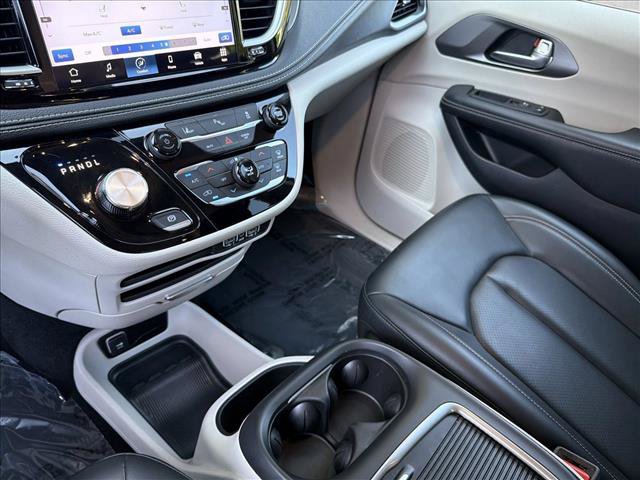 Used 2023 Chrysler Pacifica Touring-L FWD image 23
