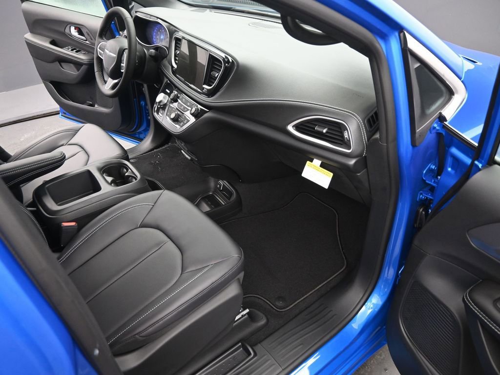New 2026 Chrysler Pacifica Select image 17
